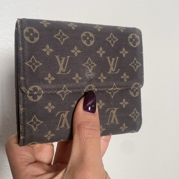 LOUIS VUITTON Mini Lin Denim
Compact Wallet - Picture 11 of 11